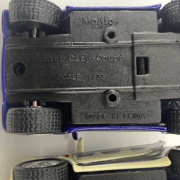 Maisto Smart City Coupe Scale 1/33 Cars Lot Of (2) - 1 Swissair and 1 Blue - Picture 8 of 9